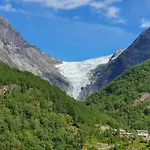 Melkevoll Bretun * Briksdalsbre
