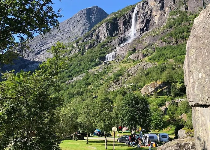 Melkevoll Bretun Briksdalsbre